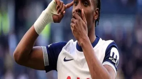 WTT总决赛王楚钦击败弗朗西斯卡挺进八强，央视新闻客户端报道喜讯